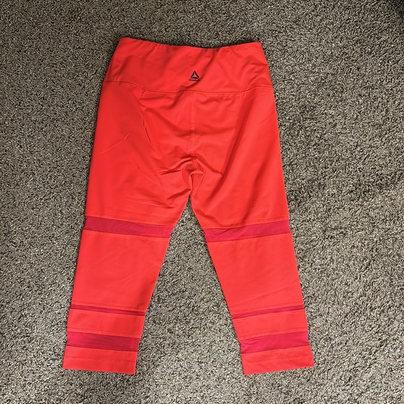 Reebok cropped leggings NWOT with mesh on leg size M - Picture 3 of 4